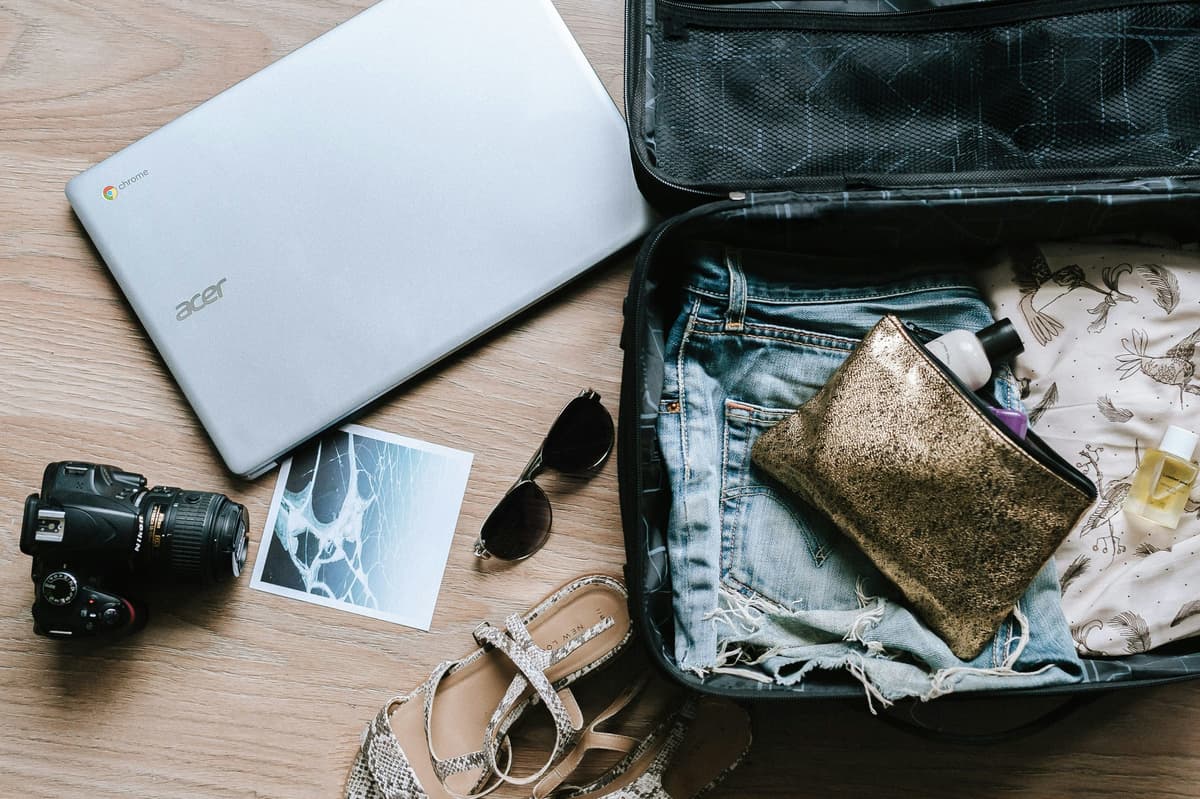 Viaje com Inteligência: Porque Levar Pouca Bagagem e Fazer a Roupa Pode Poupar Mais do que Pagar Malas de Porão